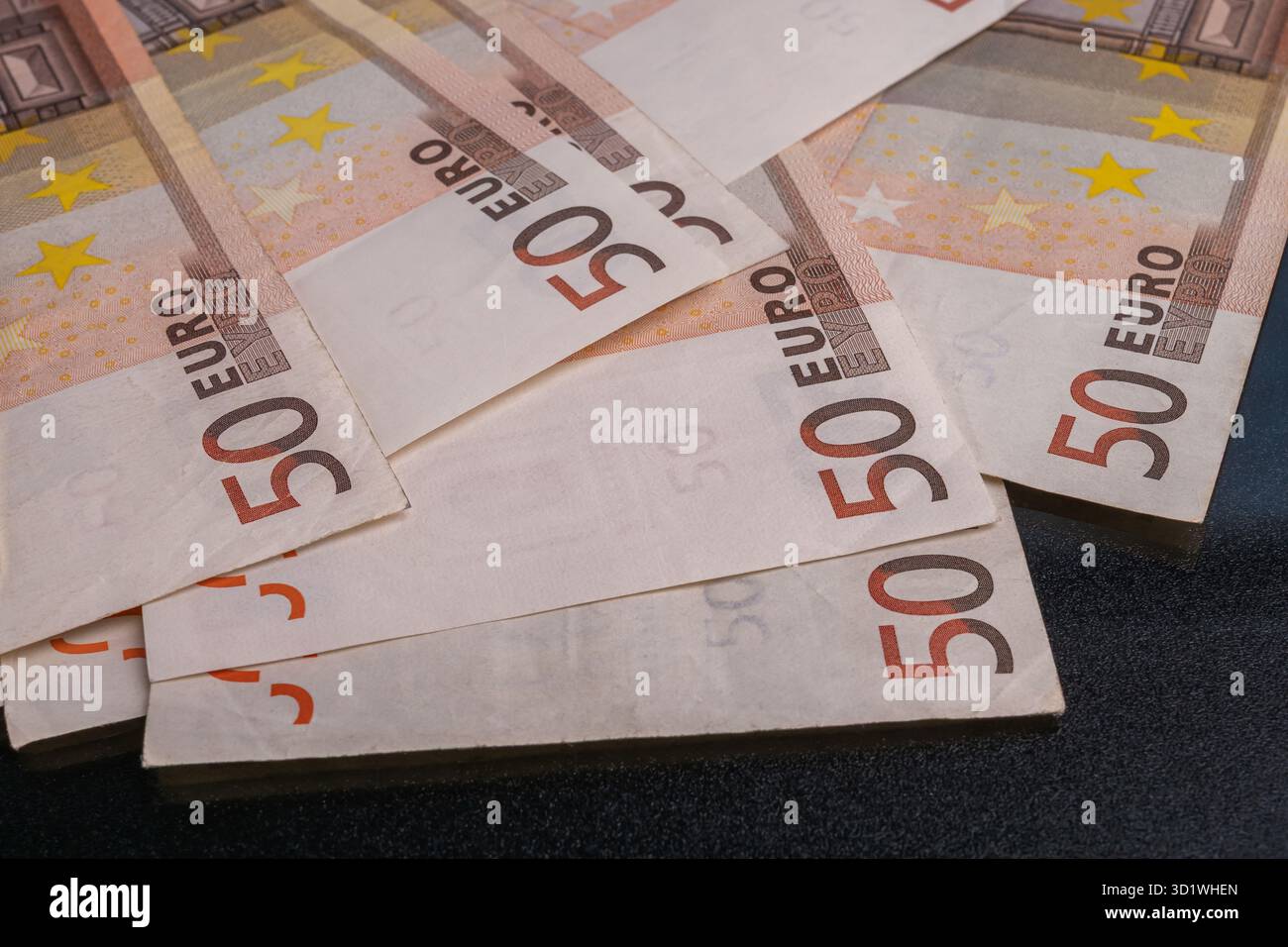 50 biglietti in euro primo piano, simbolo della finanza europea, della ricchezza e del risparmio economico. Foto Stock
