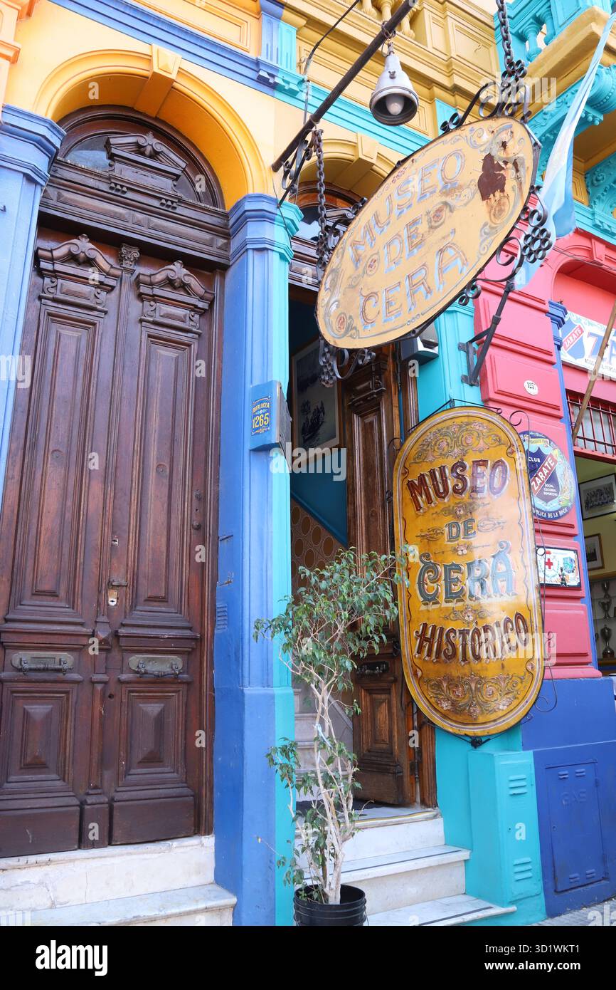 Case colorate e facciate vivaci nel quartiere la Boca di Buenos Aires, Argentina. Foto Stock