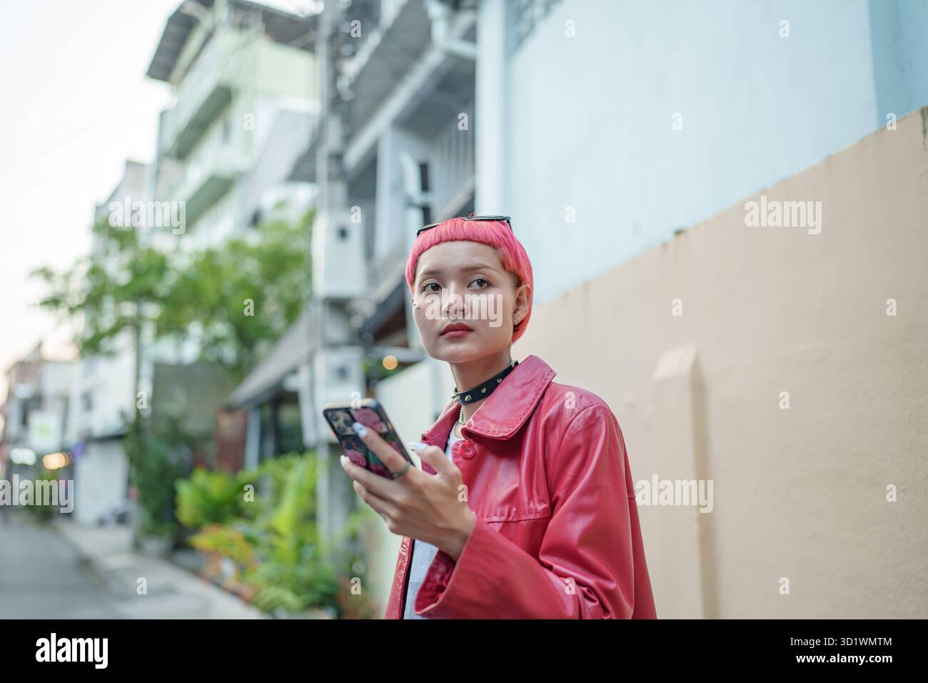 Viaggiatore Gen z ragazza moda in pelle con punk donna asiatica turista in città strada ricerca posizione in applicazione mappa online s Foto Stock
