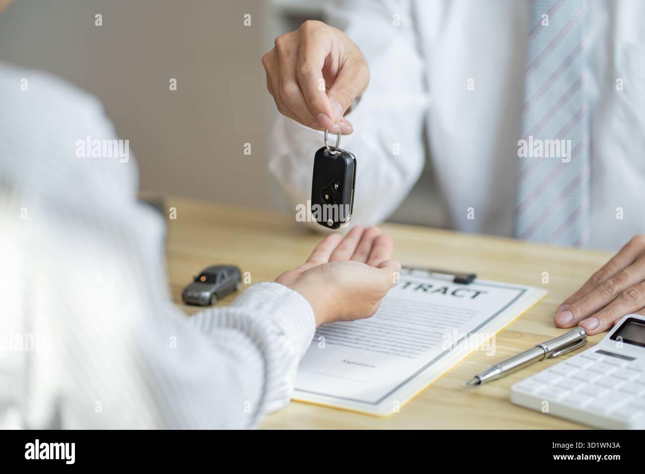 Agente assicurativo del registro delle perdite che ispeziona la vettura danneggiata. Il responsabile delle vendite fornisce un documento del modulo di richiesta di consulenza che prende in considerazione il morgag Foto Stock