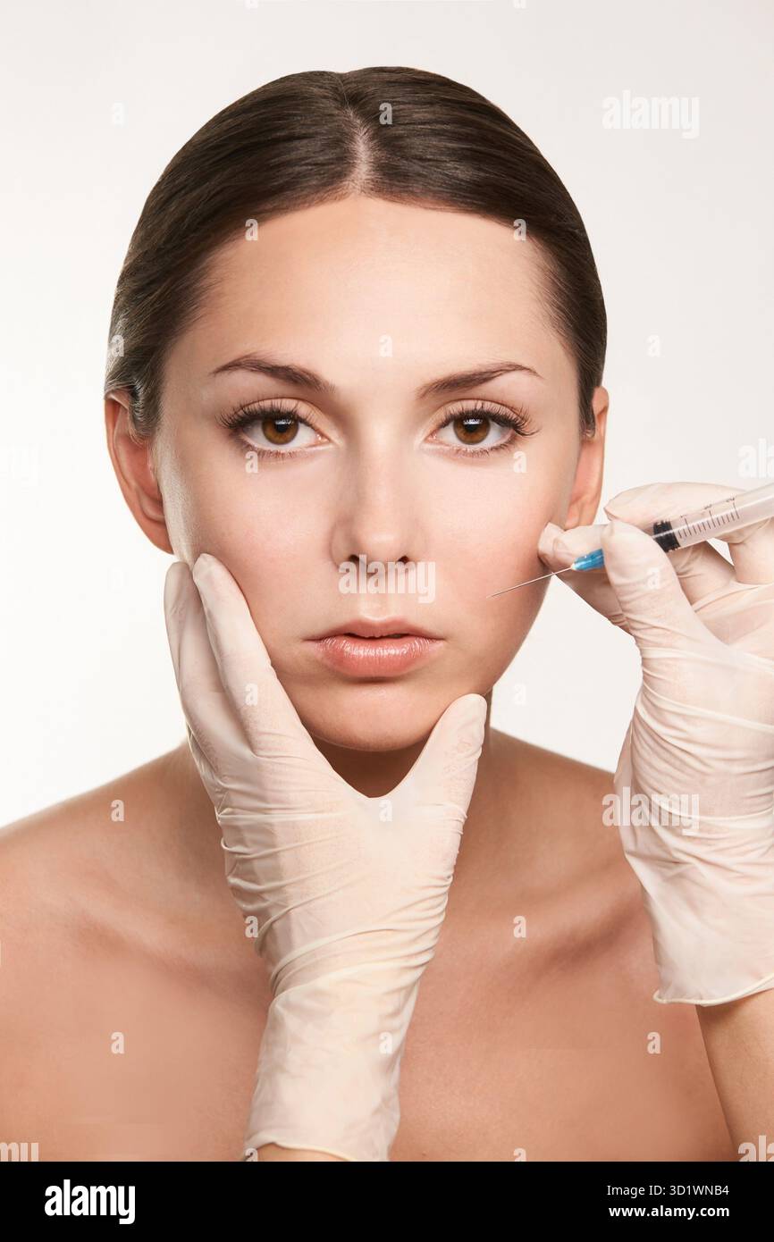 Donna che riceve iniezione facciale - trattamento estetico di bellezza per la pelle giovanile Foto Stock