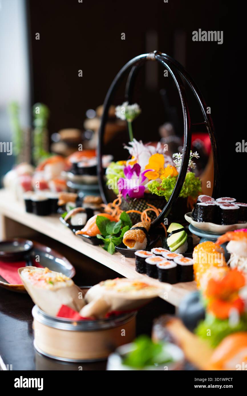 Piatto di sushi giapponese con rotoli assortiti e Nigiri Foto Stock