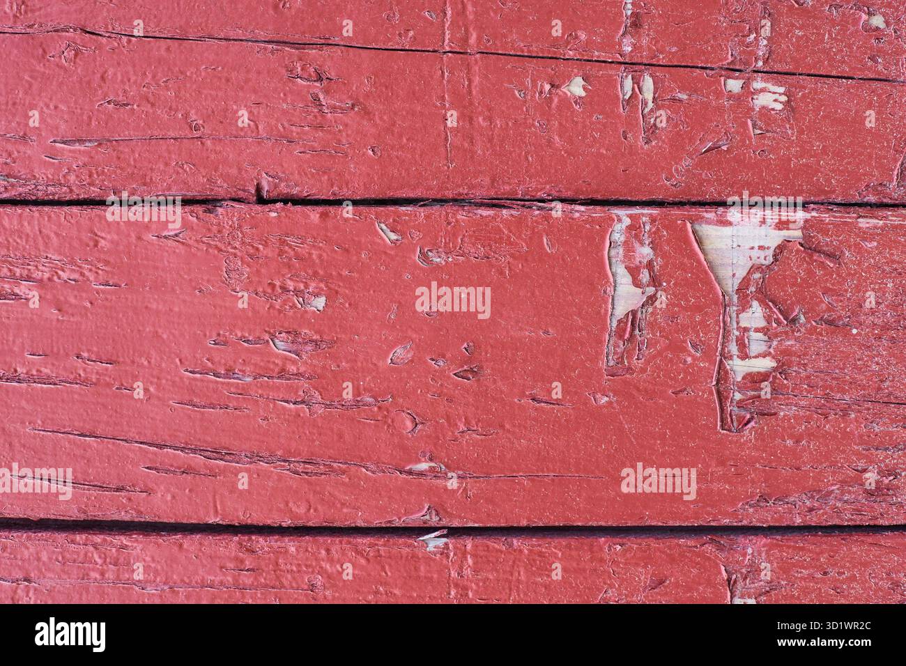 Tavole di legno rosse intemprate con vernice sbucciante e superficie di fondo ruvida Foto Stock