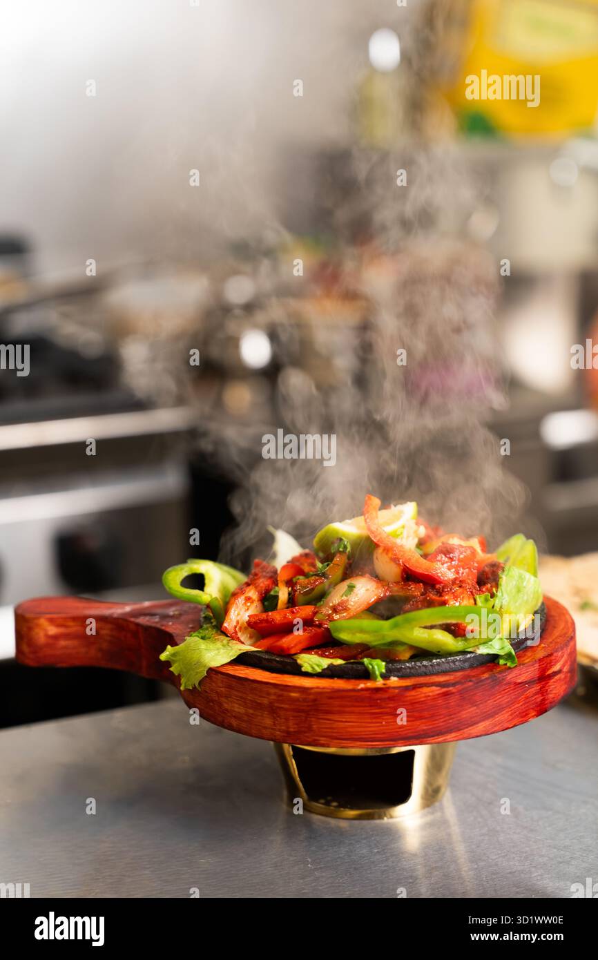 Cottura a vapore di Fajitas caldi su piastra sfrigolante Foto Stock