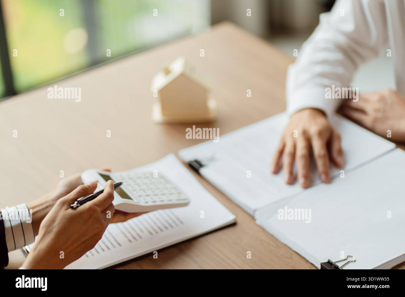 Documento del modulo di richiesta di consulenza da parte del responsabile vendite, considerando l'offerta di mutui ipotecari per l'assicurazione di auto e case. Immobili Foto Stock