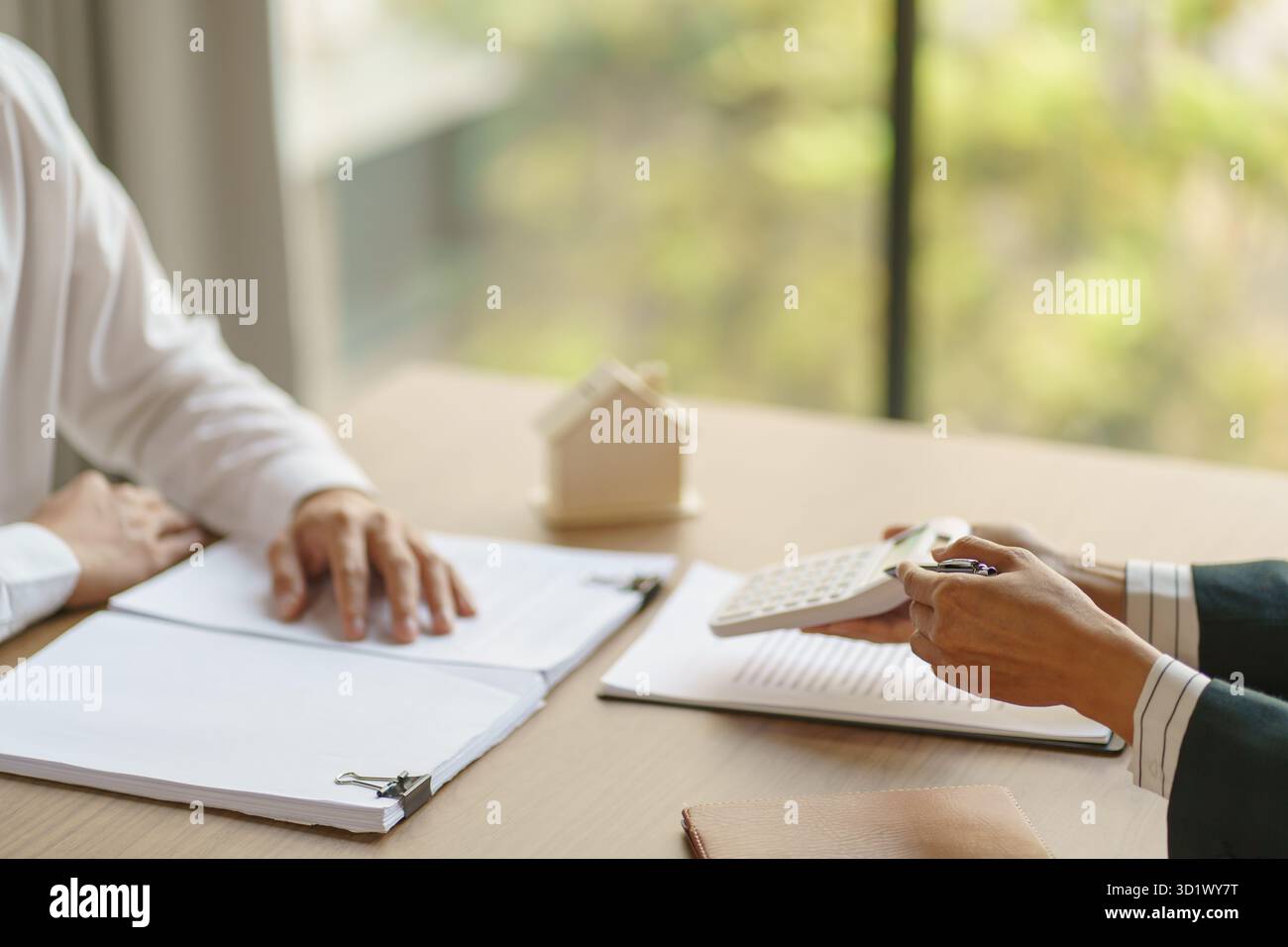 Documento del modulo di richiesta di consulenza da parte del responsabile vendite, considerando l'offerta di mutui ipotecari per l'assicurazione di auto e case. Immobili Foto Stock