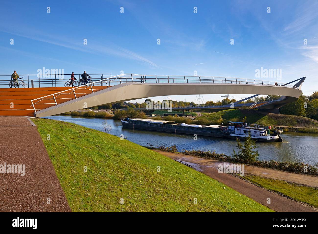 Il ponte sorse sull'Emscher con una nave della navigazione interna sul canale Reno-Herne, Germania Foto Stock