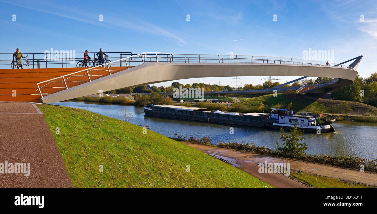 Il ponte sorse sull'Emscher con una nave della navigazione interna sul canale Reno-Herne, Germania Foto Stock