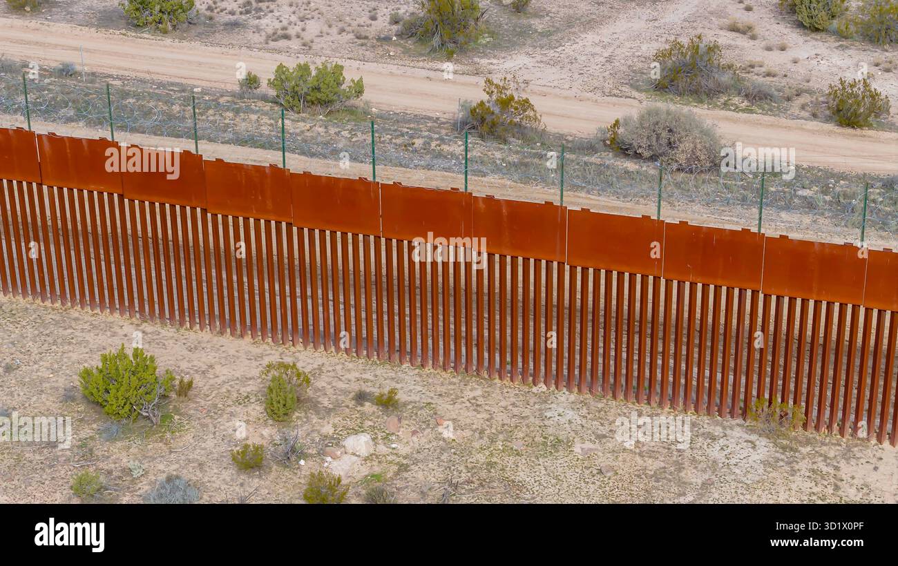 Barriera guardiana: Il muro di confine delle sorgenti termali di Jacumba protegge la divisione tra Stati Uniti e Messico Foto Stock