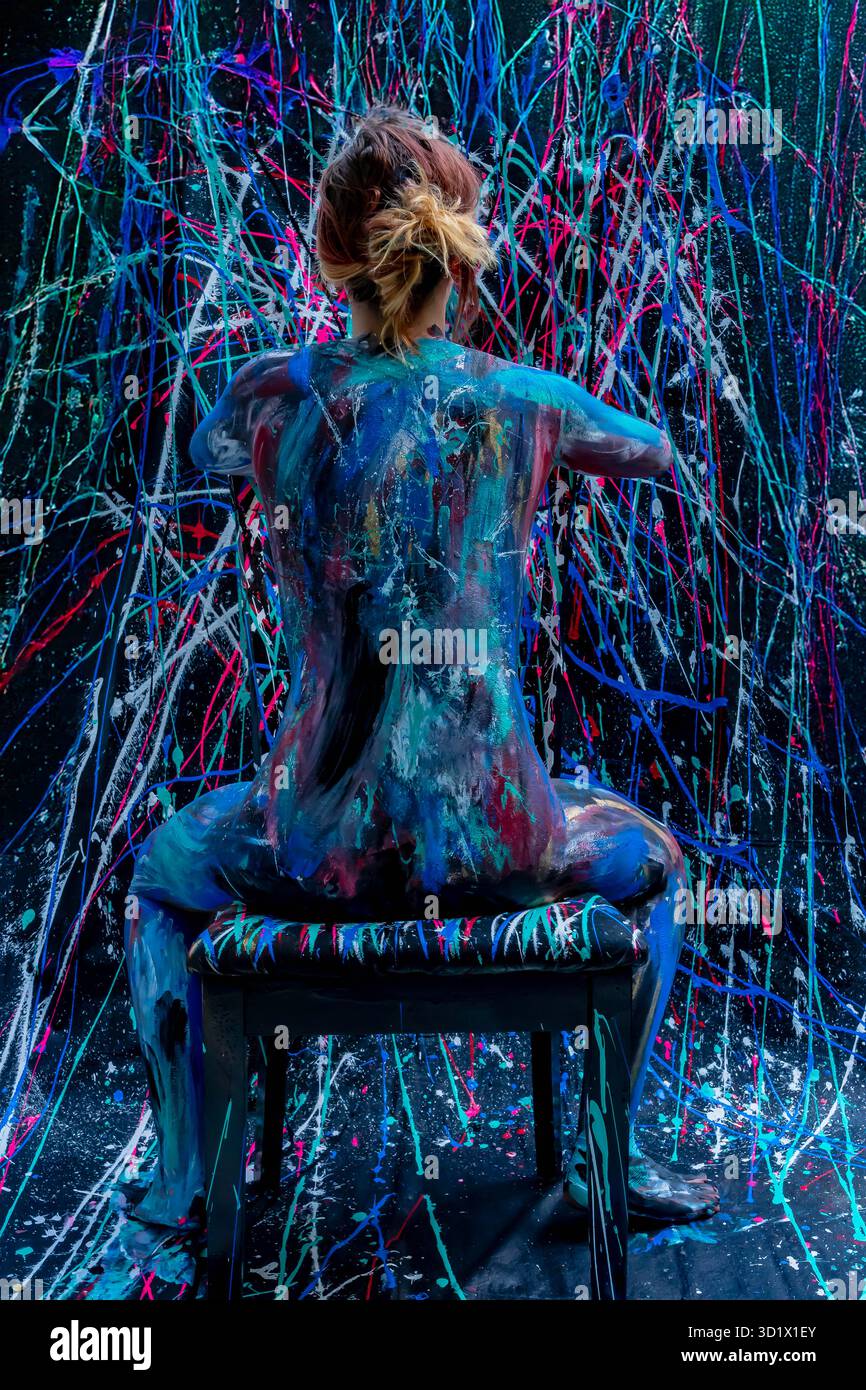 Grace in Color: Un modello trasformato in una tela vivente grazie alla vivace vernice per il corpo Foto Stock