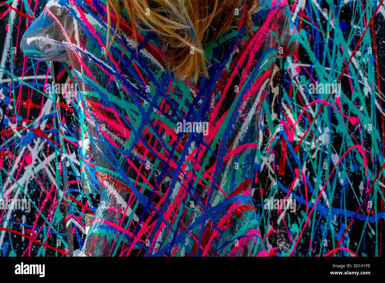 Grace in Color: Un modello trasformato in una tela vivente grazie alla vivace vernice per il corpo Foto Stock