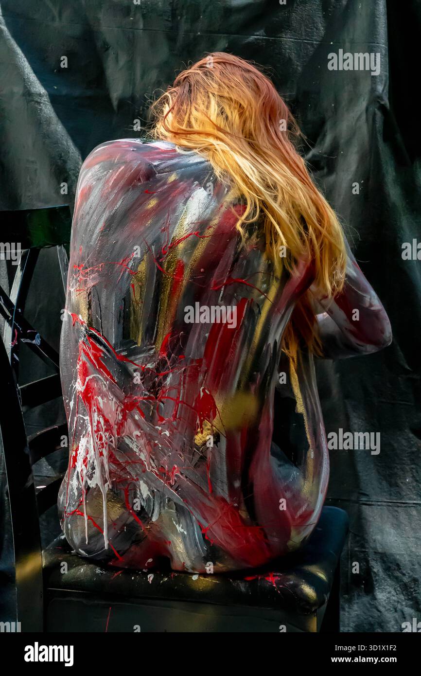 Grace in Color: Un modello trasformato in una tela vivente grazie alla vivace vernice per il corpo Foto Stock