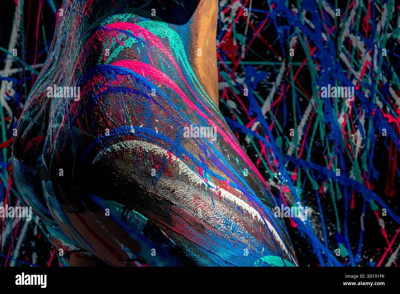 Grace in Color: Un modello trasformato in una tela vivente grazie alla vivace vernice per il corpo Foto Stock