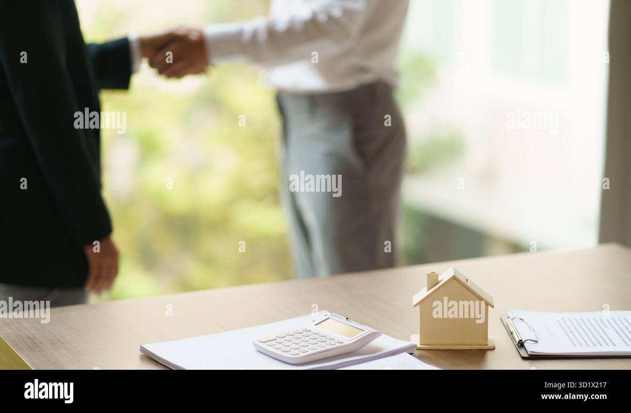 Documento del modulo di richiesta di consulenza da parte del responsabile vendite, considerando l'offerta di mutui ipotecari per l'assicurazione di auto e case. Immobili Foto Stock