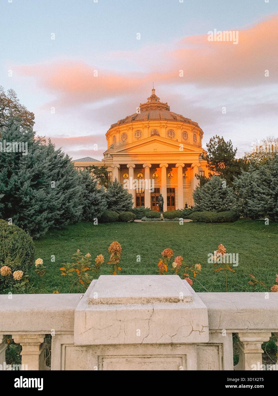 Strade storiche di Bucarest, Romania, immerse nella luce dorata del tramonto Foto Stock