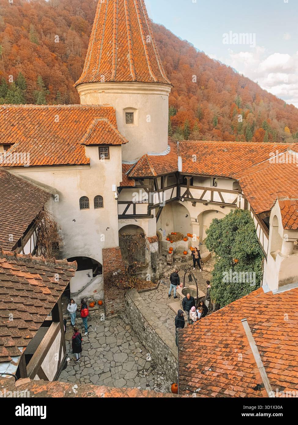 Spaventosa vista di Halloween del castello di Bran, del castello di Dracula in Transilvania, Romania - Immagine stock catturata con smartphone