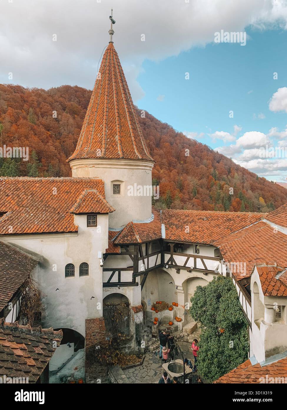 Spaventosa vista di Halloween del castello di Bran, del castello di Dracula in Transilvania, Romania - Immagine stock catturata con smartphone