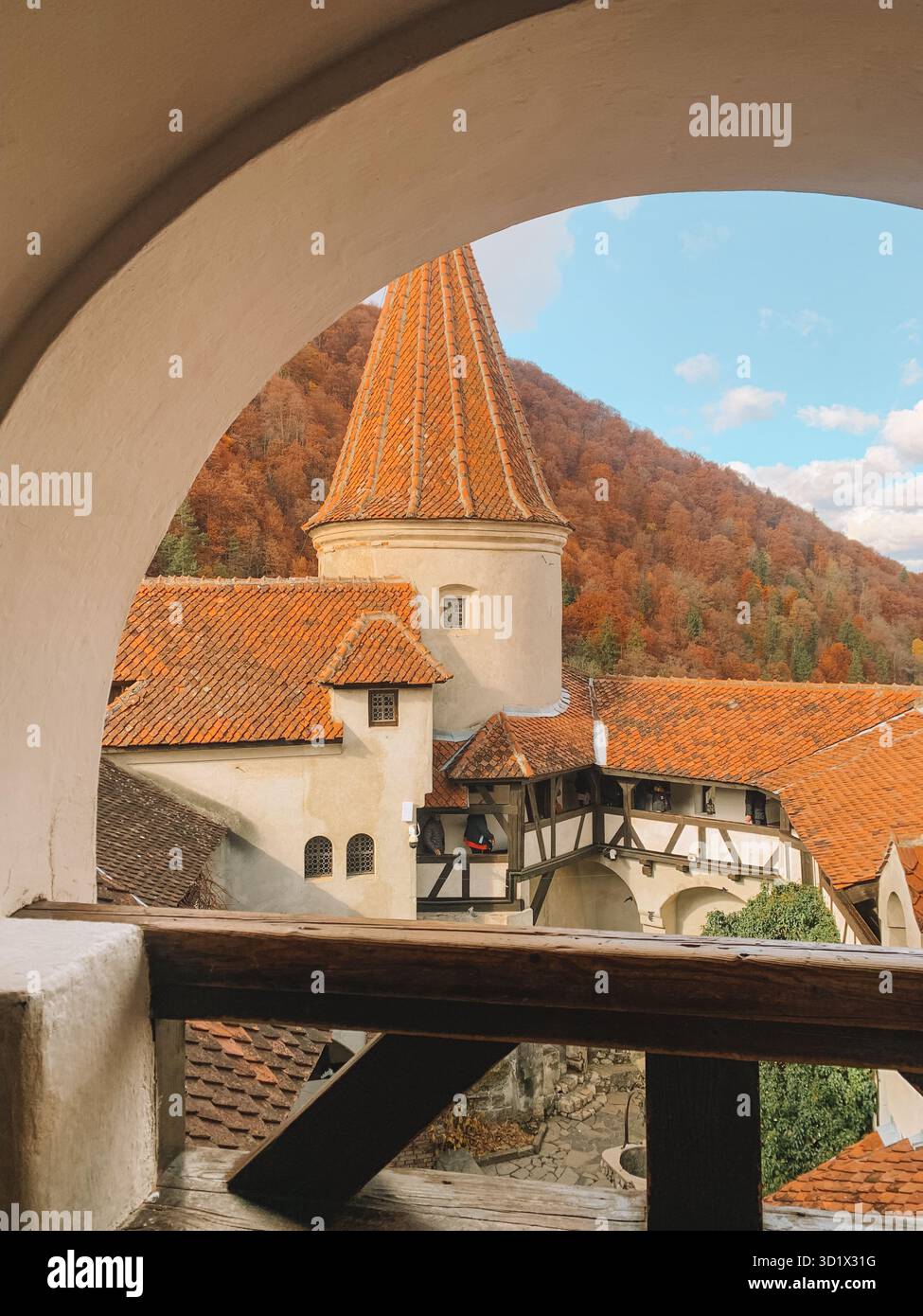 Spaventosa vista di Halloween del castello di Bran, del castello di Dracula in Transilvania, Romania - Immagine stock catturata con smartphone