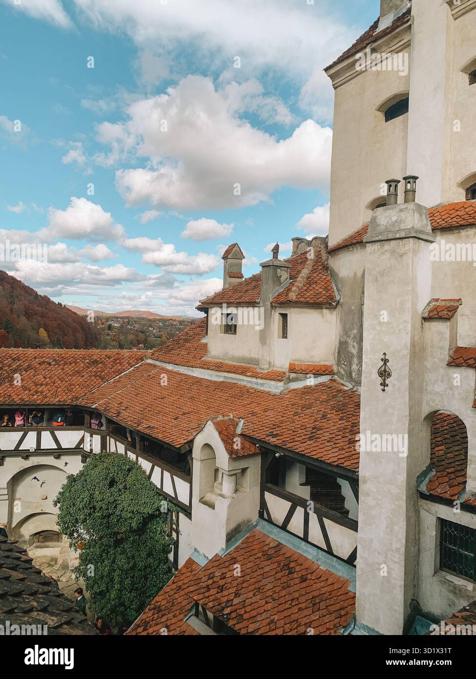 Spaventosa vista di Halloween del castello di Bran, del castello di Dracula in Transilvania, Romania - Immagine stock catturata con smartphone