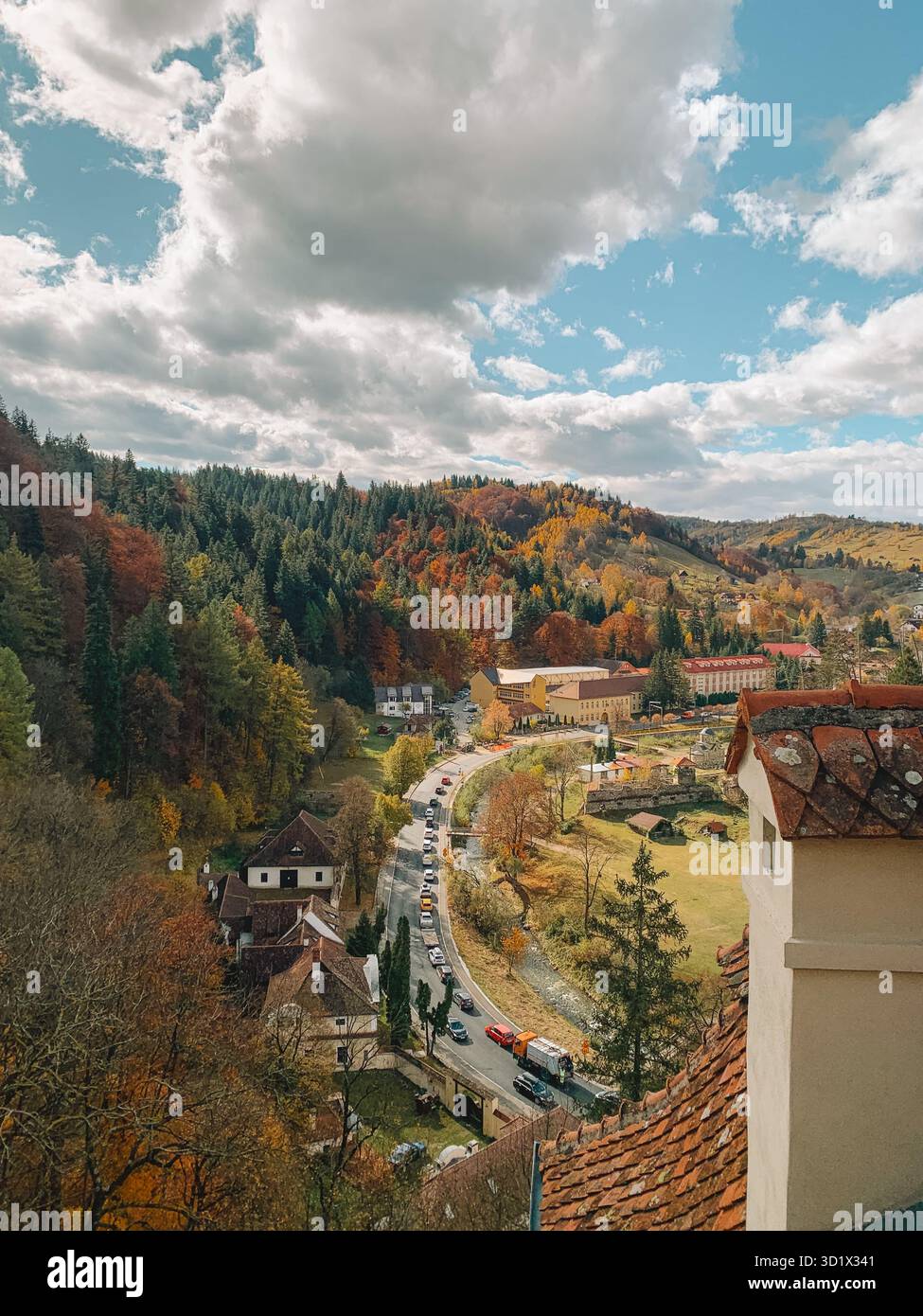Spaventosa vista di Halloween del castello di Bran, del castello di Dracula in Transilvania, Romania - Immagine stock catturata con smartphone