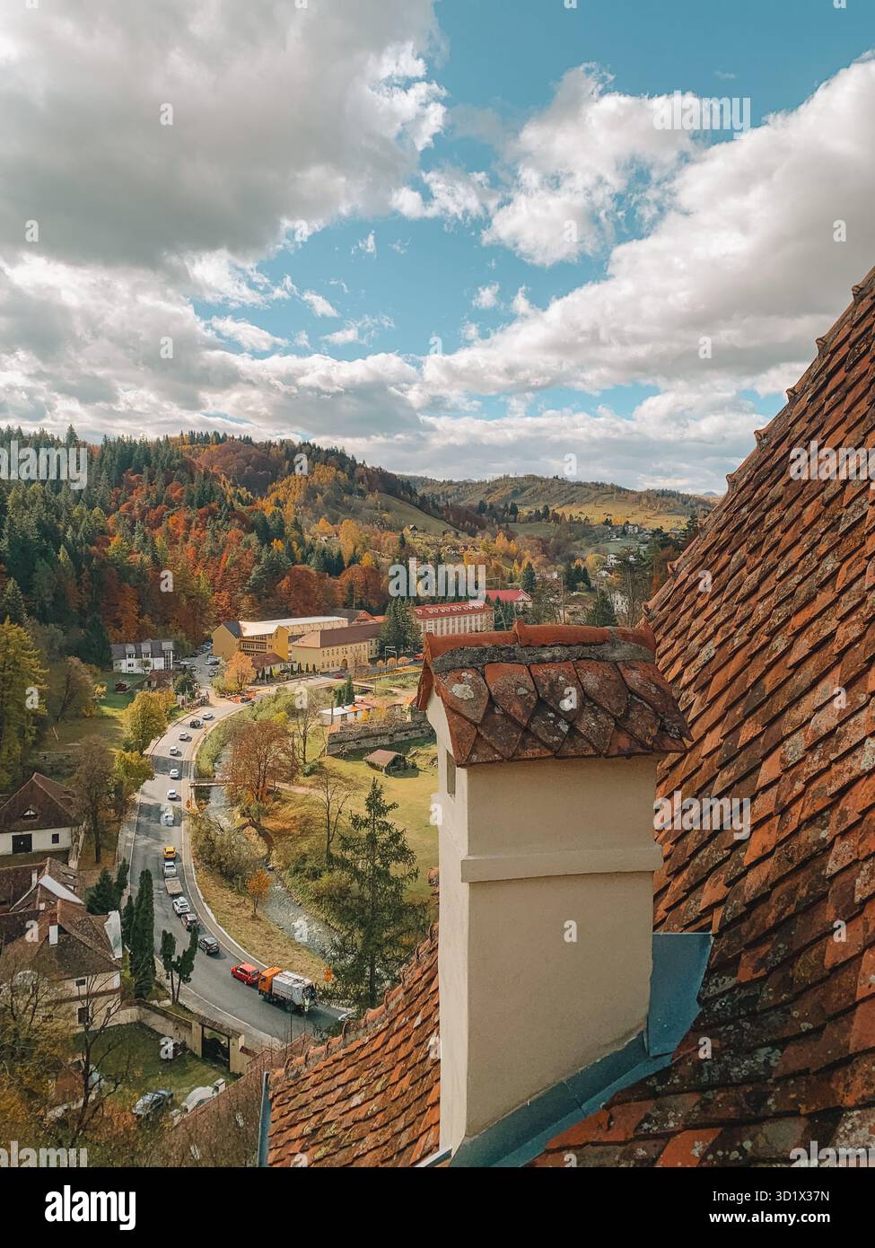 Spaventosa vista di Halloween del castello di Bran, del castello di Dracula in Transilvania, Romania - Immagine stock catturata con smartphone