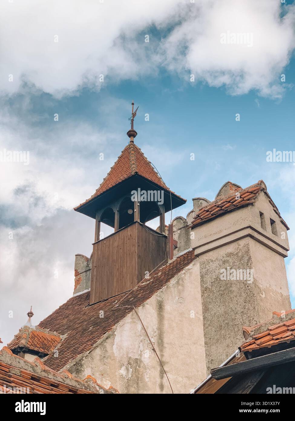 Spaventosa vista di Halloween del castello di Bran, del castello di Dracula in Transilvania, Romania - Immagine stock catturata con smartphone