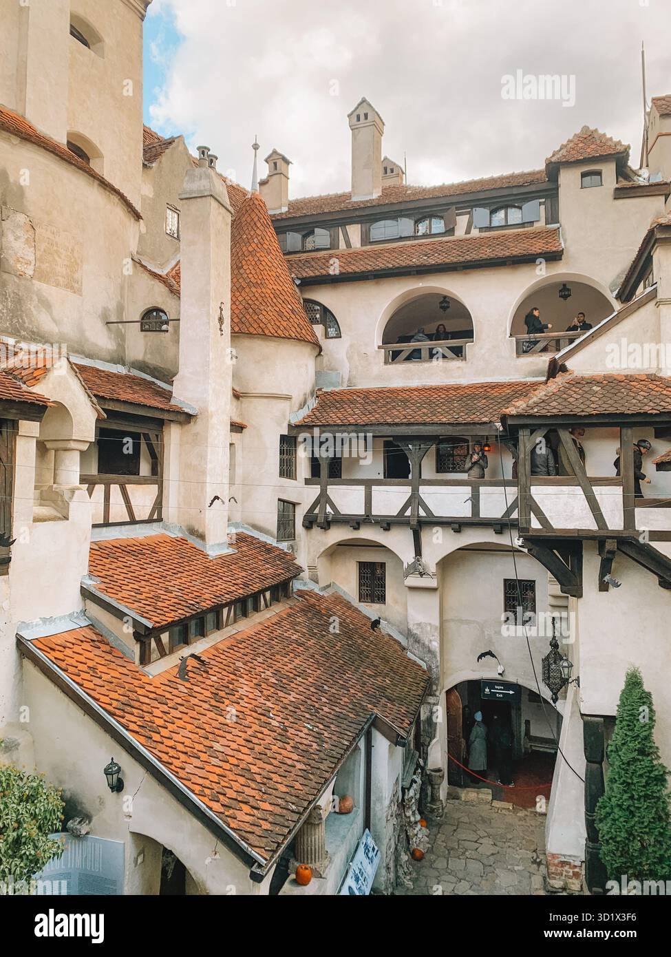 Spaventosa vista di Halloween del castello di Bran, del castello di Dracula in Transilvania, Romania - Immagine stock catturata con smartphone