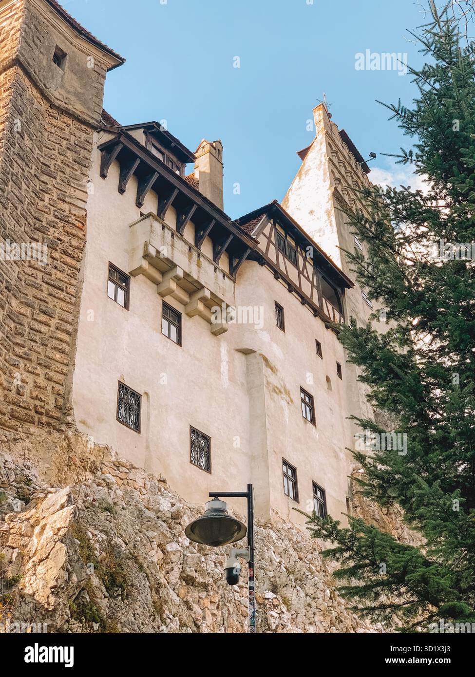 Spaventosa vista di Halloween del castello di Bran, del castello di Dracula in Transilvania, Romania - Immagine stock catturata con smartphone