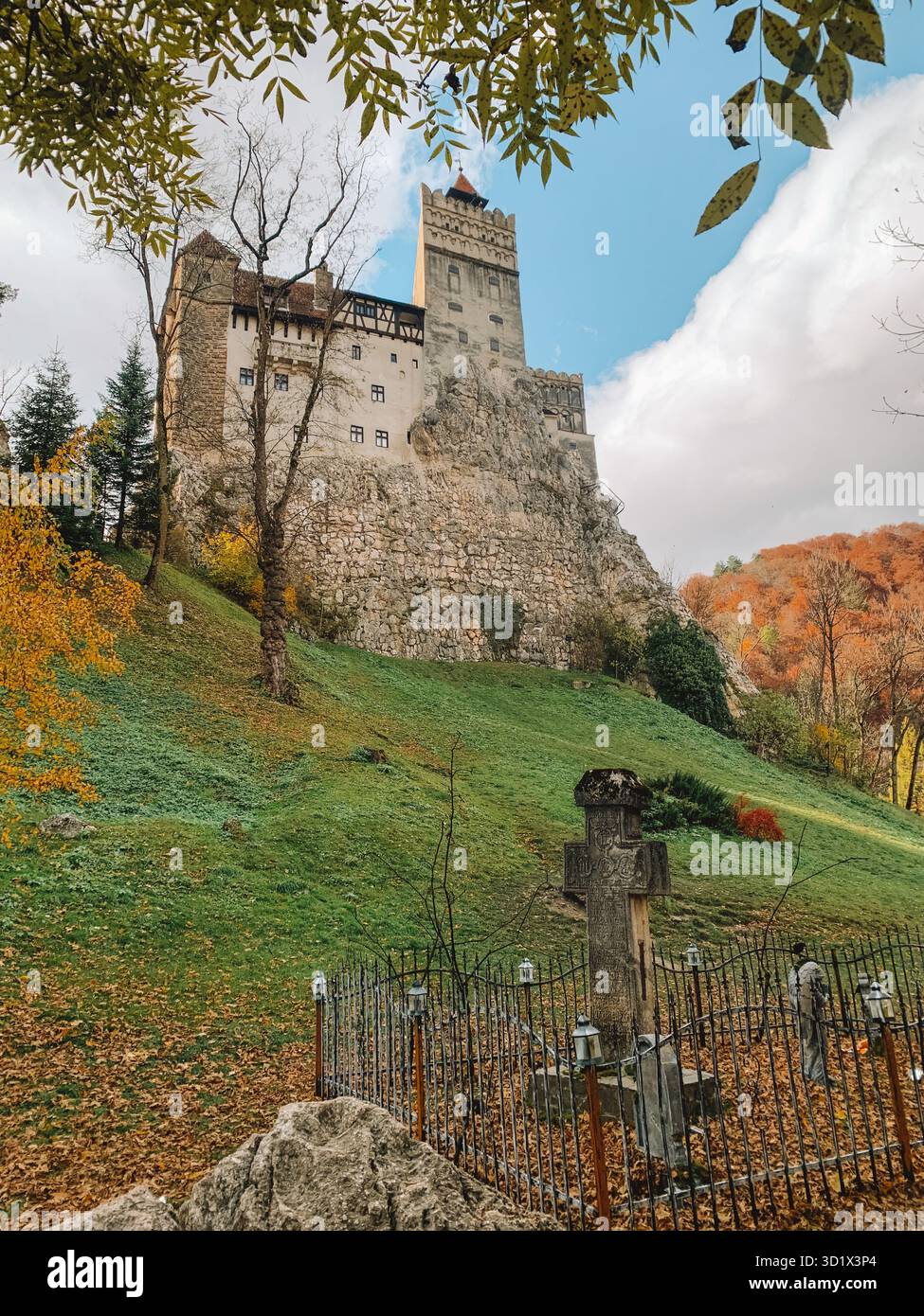 Spaventosa vista di Halloween del castello di Bran, del castello di Dracula in Transilvania, Romania - Immagine stock catturata con smartphone