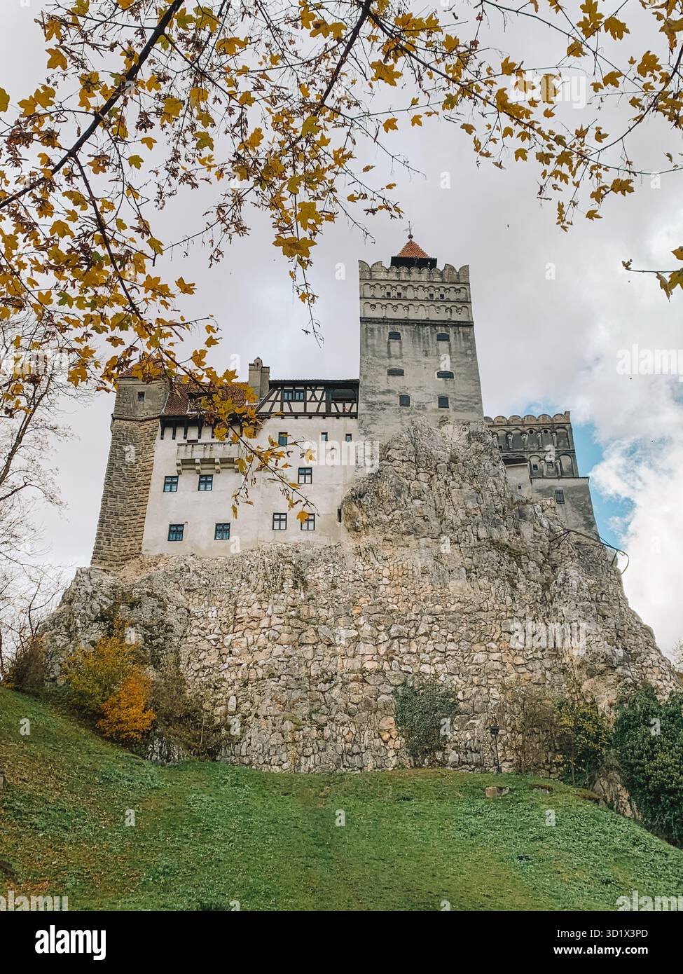 Spaventosa vista di Halloween del castello di Bran, del castello di Dracula in Transilvania, Romania - Immagine stock catturata con smartphone