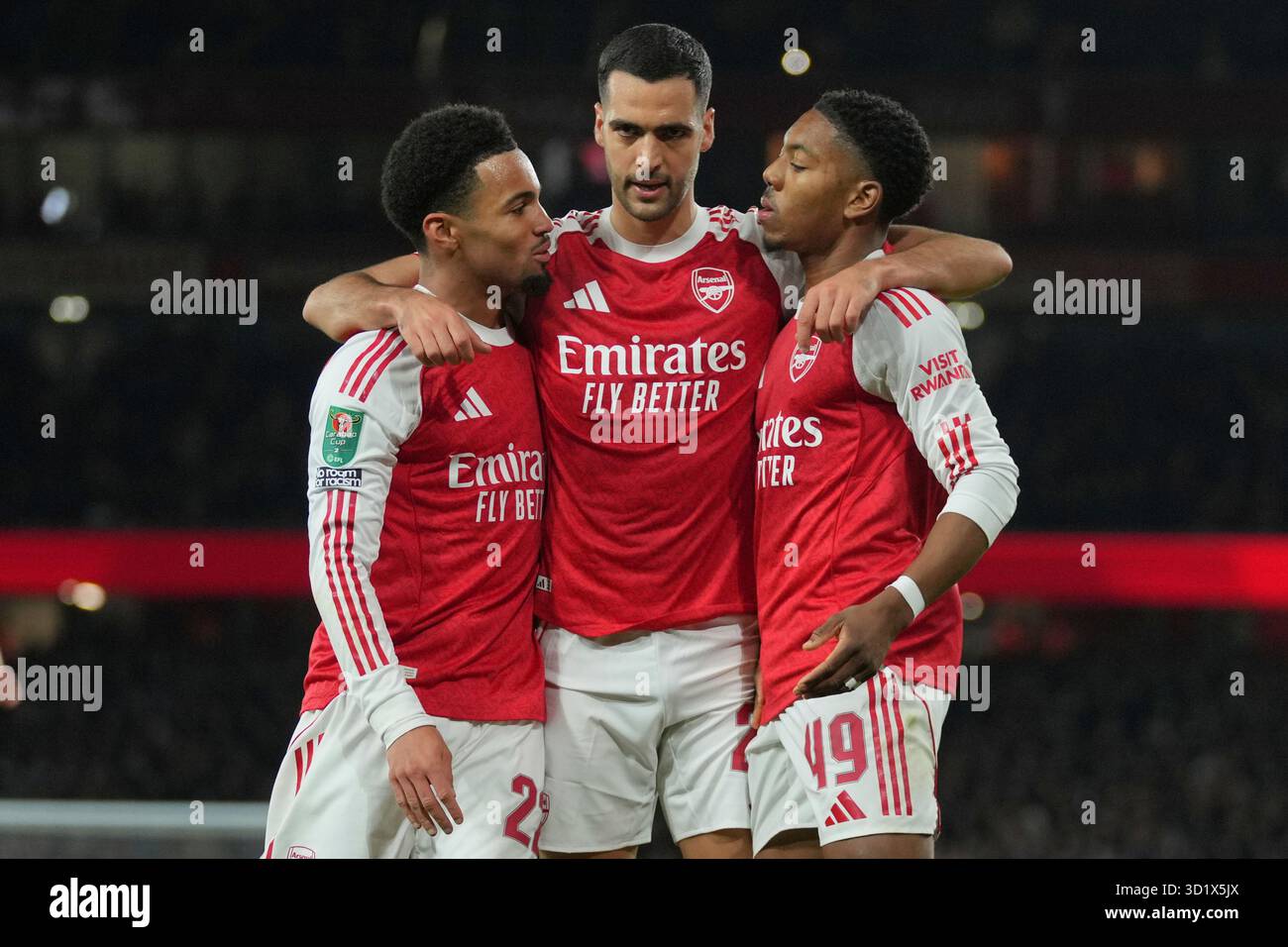 Arsenal's Ethan Nwaneri, left, celebrates after scoring his side's opening goal during the English League Cup soccer match between Arsenal and Brighton & Hove Albion in London, Wednesday, Oct. 29, 2025. (AP Photo/Kin Cheung) Foto Stock