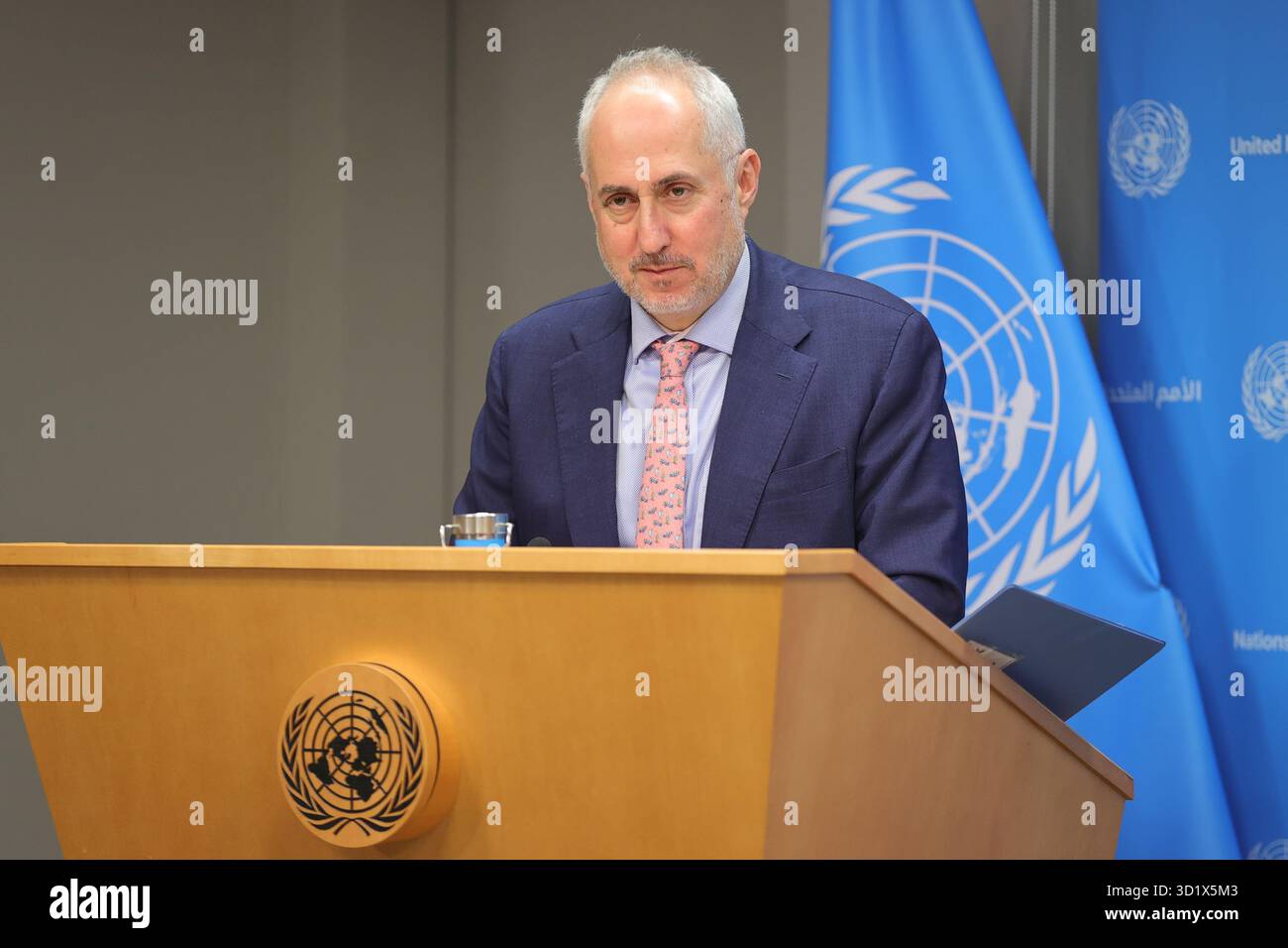 New York, Stati Uniti. 29 ottobre 2025. NAZIONI UNITE, NEW YORK - 29 OTTOBRE 2025: Stéphane Dujarric, portavoce del Segretario generale delle Nazioni Unite, Antonio Guterres, ha descritto la distruzione causata dall'uragano Melissa come "senza precedenti", esortando la comunità internazionale a sostenere gli sforzi di ripresa. L'ONU si sta coordinando con le autorità nazionali e i partner globali per valutare i danni e fornire assistenza umanitaria urgente. (Foto: Luiz Rampelotto/EuropaNewswire/Sipa USA) credito: SIPA USA/Alamy Live News Foto Stock