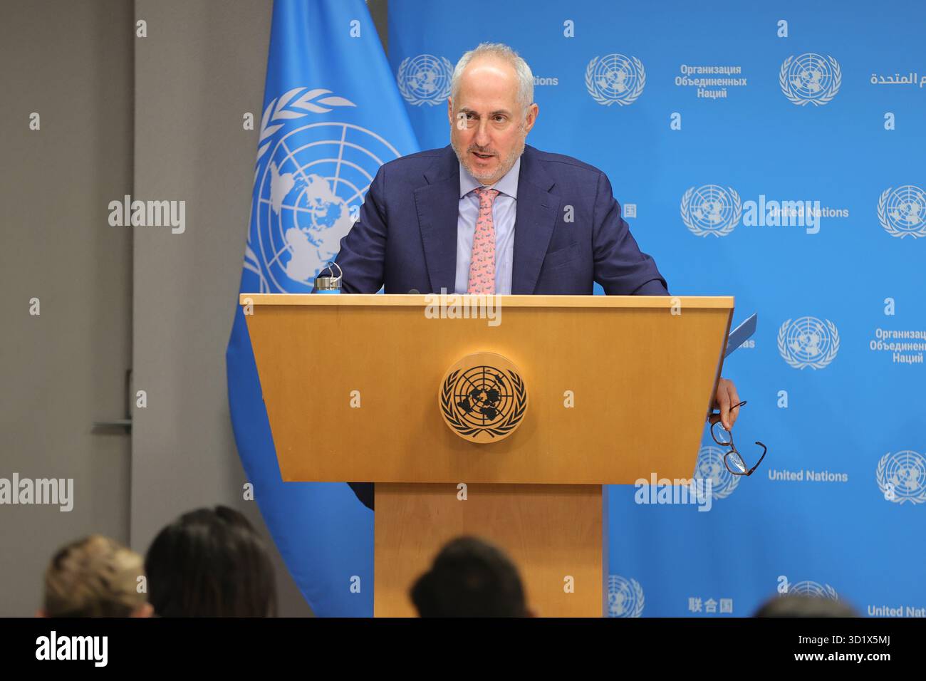 New York, Stati Uniti. 29 ottobre 2025. NAZIONI UNITE, NEW YORK - 29 OTTOBRE 2025: Stéphane Dujarric, portavoce del Segretario generale delle Nazioni Unite, Antonio Guterres, ha descritto la distruzione causata dall'uragano Melissa come "senza precedenti", esortando la comunità internazionale a sostenere gli sforzi di ripresa. L'ONU si sta coordinando con le autorità nazionali e i partner globali per valutare i danni e fornire assistenza umanitaria urgente. (Foto: Luiz Rampelotto/EuropaNewswire/Sipa USA) credito: SIPA USA/Alamy Live News Foto Stock