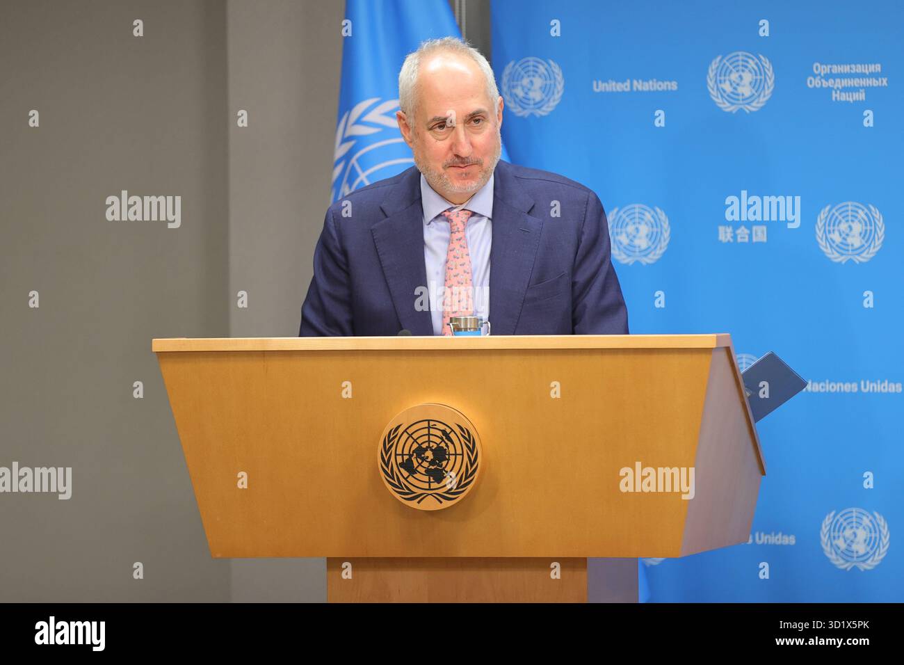 New York, Stati Uniti. 29 ottobre 2025. NAZIONI UNITE, NEW YORK - 29 OTTOBRE 2025: Stéphane Dujarric, portavoce del Segretario generale delle Nazioni Unite, Antonio Guterres, ha descritto la distruzione causata dall'uragano Melissa come "senza precedenti", esortando la comunità internazionale a sostenere gli sforzi di ripresa. L'ONU si sta coordinando con le autorità nazionali e i partner globali per valutare i danni e fornire assistenza umanitaria urgente. (Foto: Luiz Rampelotto/EuropaNewswire/Sipa USA) credito: SIPA USA/Alamy Live News Foto Stock