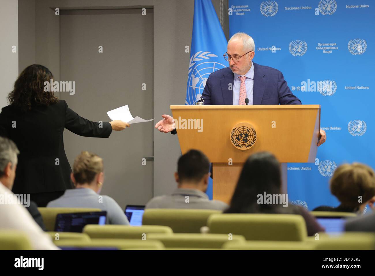 New York, Stati Uniti. 29 ottobre 2025. NAZIONI UNITE, NEW YORK - 29 OTTOBRE 2025: Stéphane Dujarric, portavoce del Segretario generale delle Nazioni Unite, Antonio Guterres, ha descritto la distruzione causata dall'uragano Melissa come "senza precedenti", esortando la comunità internazionale a sostenere gli sforzi di ripresa. L'ONU si sta coordinando con le autorità nazionali e i partner globali per valutare i danni e fornire assistenza umanitaria urgente. (Foto: Luiz Rampelotto/EuropaNewswire/Sipa USA) credito: SIPA USA/Alamy Live News Foto Stock