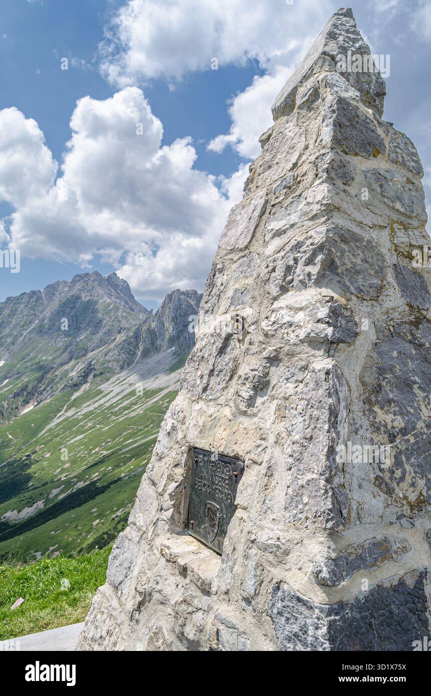 INNSBRUCK, AUSTRIA - 11 LUGLIO 2015: Memoriale su una montagna vicino Innsbruck, Austria. L'iscrizione si traduce come "in memoria dei nostri compagni di montagna" Foto Stock