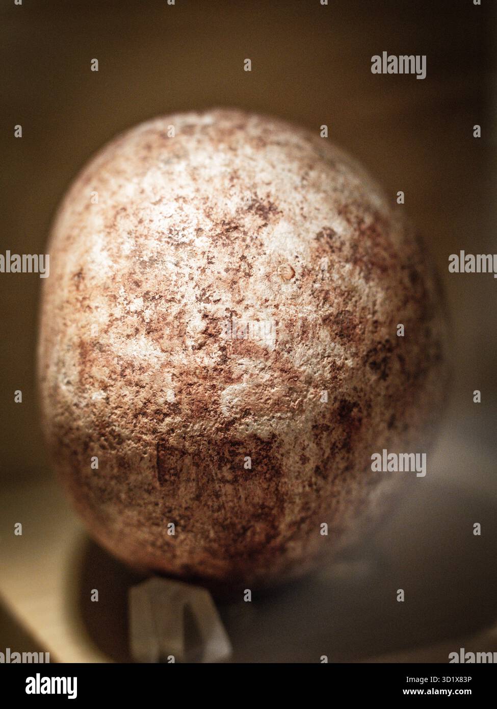 Boulder con figura antropomorfica della testa triangolare Foto Stock