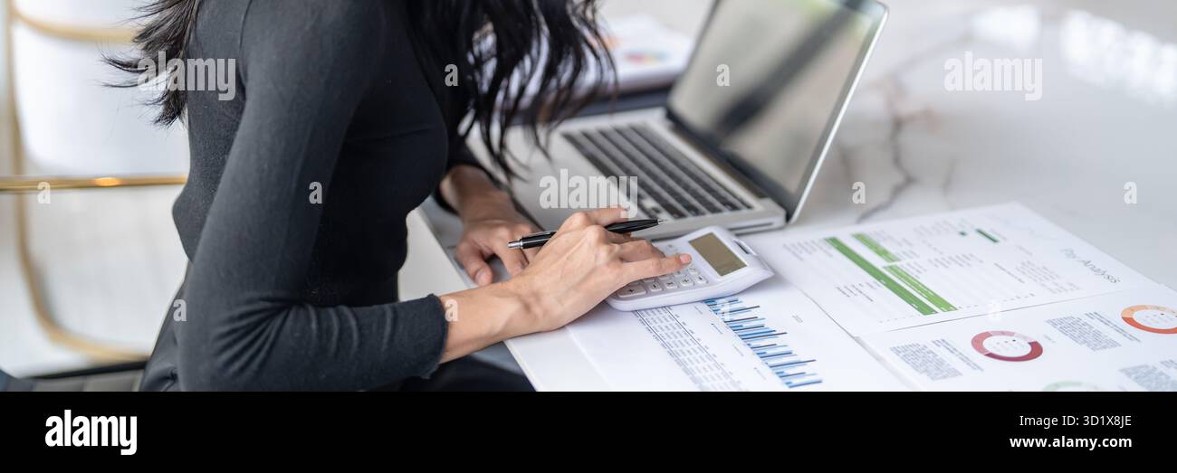 Bella donna d'affari asiatica sicura che lavora con le mani di un computer portatile che digita la tastiera. Investitore professionale che lavora per una nuova Start-up Foto Stock