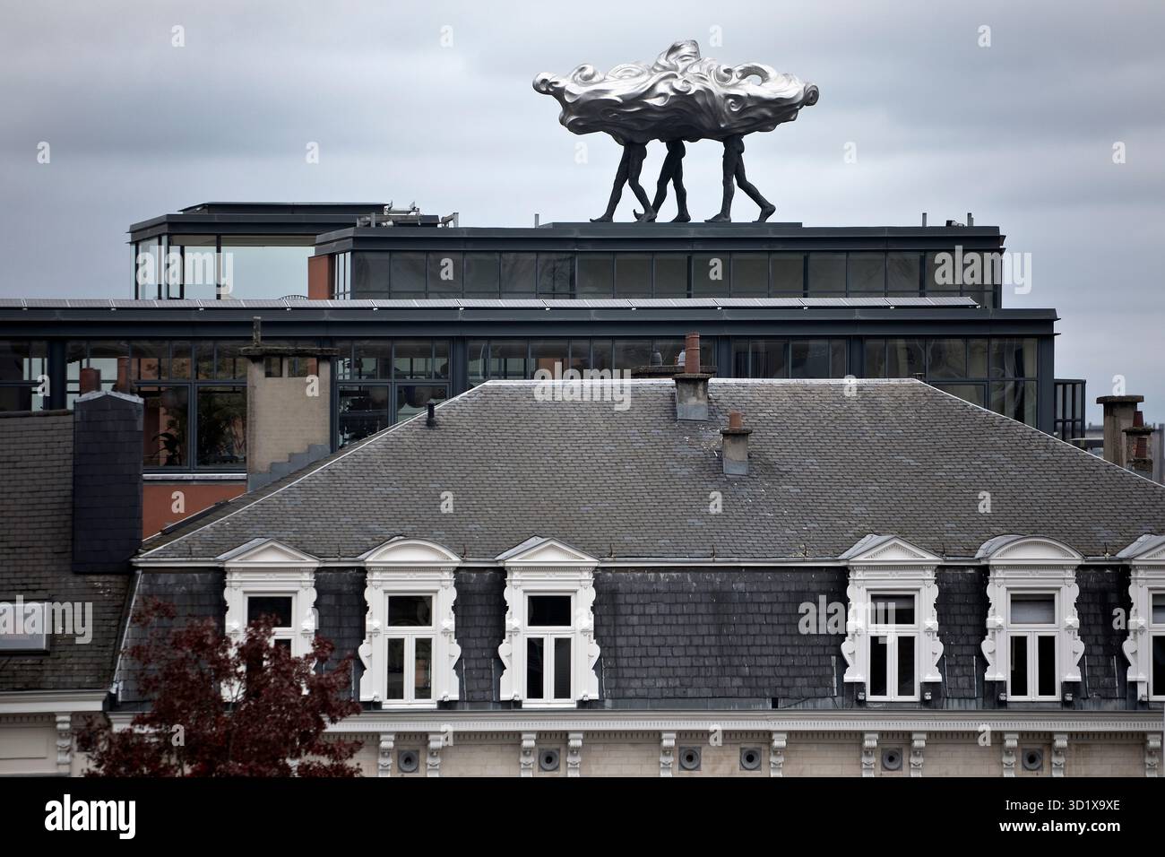 Scultura moderna su un tetto sopra la città, Marolles, Bruxelles, Belgio, Europa Foto Stock
