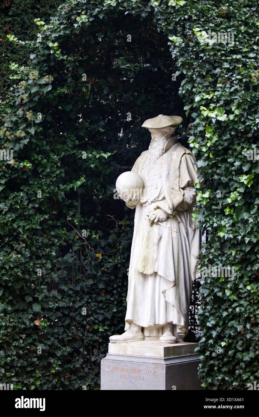 Scultura di Gerhard Mercator, Sculpture Garden, Square du Petit Sablon, Bruxelles, Belgio, Europa Foto Stock