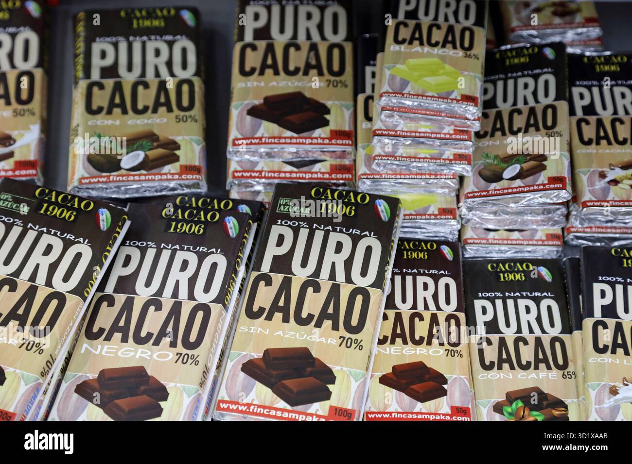 Cioccolato di produzione locale in vendita a Malabo, nella Guinea Equatoriale Foto Stock