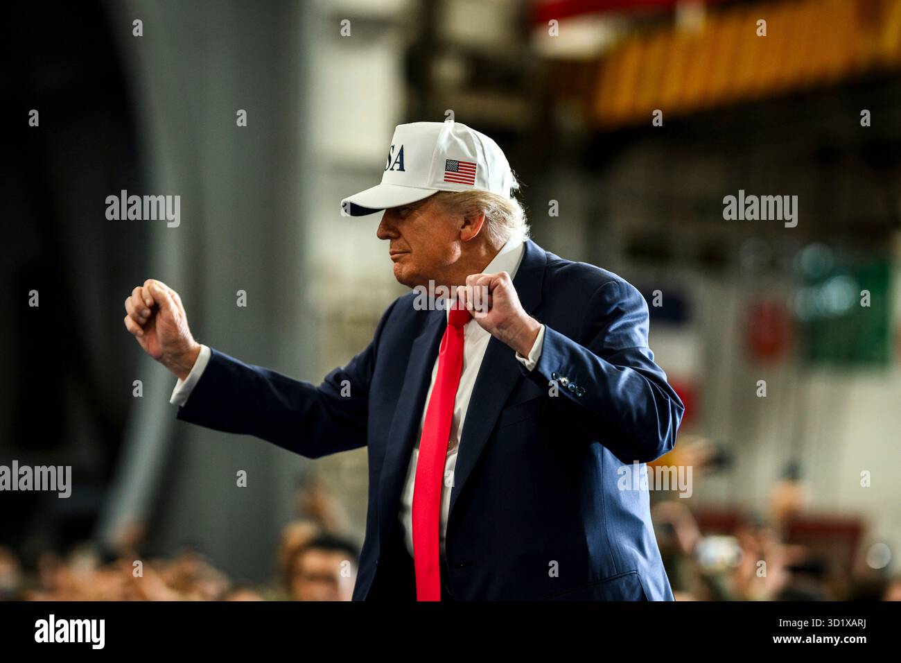 Yokosuka, Giappone. 28 ottobre 2025. Il presidente degli Stati Uniti Donald Trump, esegue la sua "Trump Dance" dopo aver rilasciato osservazioni a marinai e marines nella baia hangar della portaerei classe Nimitz USS George Washington ormeggiata sul molo presso Fleet Activities Yokosuka, 28 ottobre 2025 a Yokosuka, Giappone. Credito: Daniel Torok/White House Photo/Alamy Live News Foto Stock