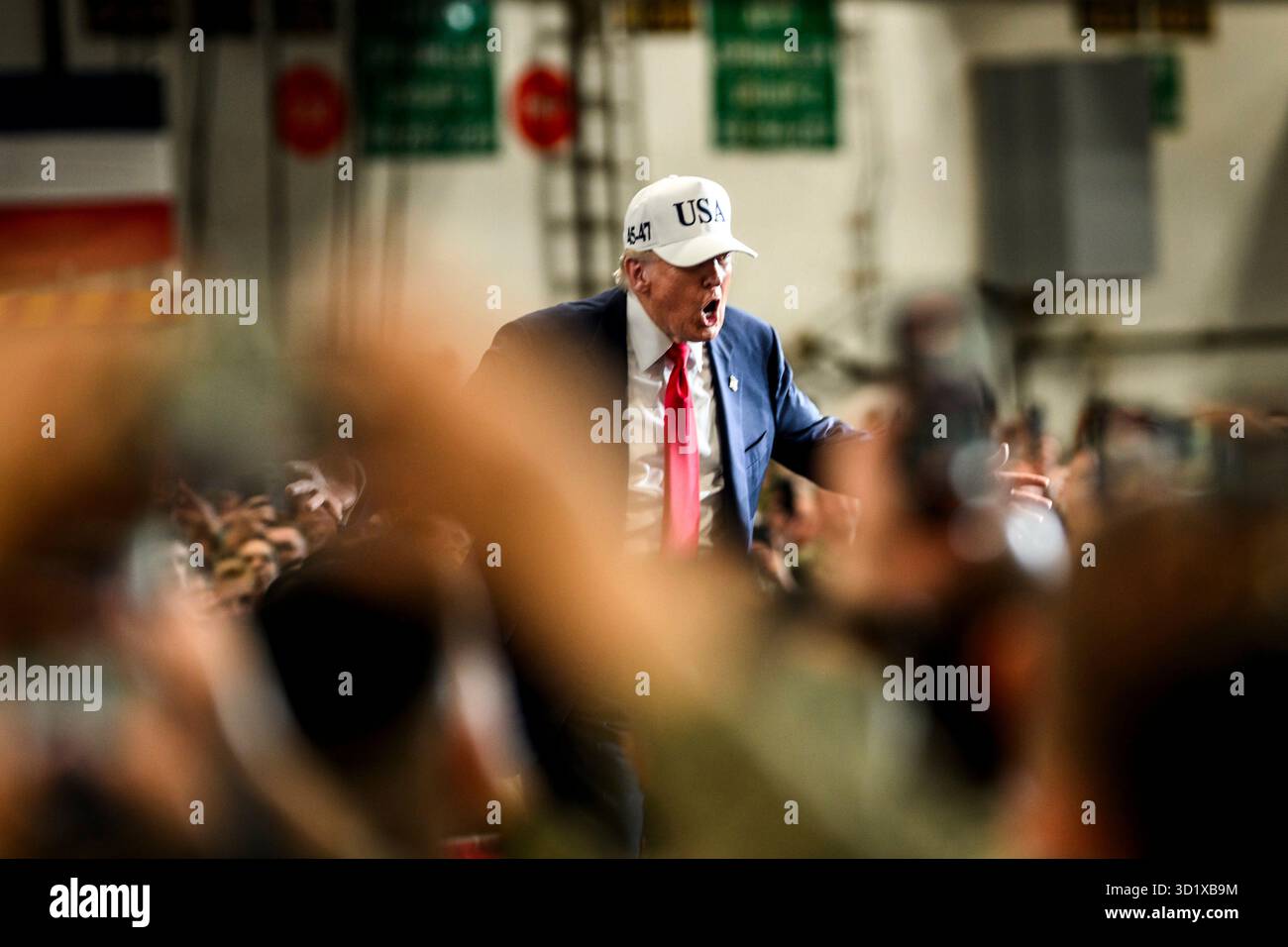 Yokosuka, Giappone. 28 ottobre 2025. Il presidente degli Stati Uniti Donald Trump, saluta il pubblico dopo aver pronunciato osservazioni a marinai e marines nella baia hangar della portaerei classe Nimitz USS George Washington ormeggiata sul molo presso Fleet Activities Yokosuka, 28 ottobre 2025 a Yokosuka, Giappone. Credito: Daniel Torok/White House Photo/Alamy Live News Foto Stock