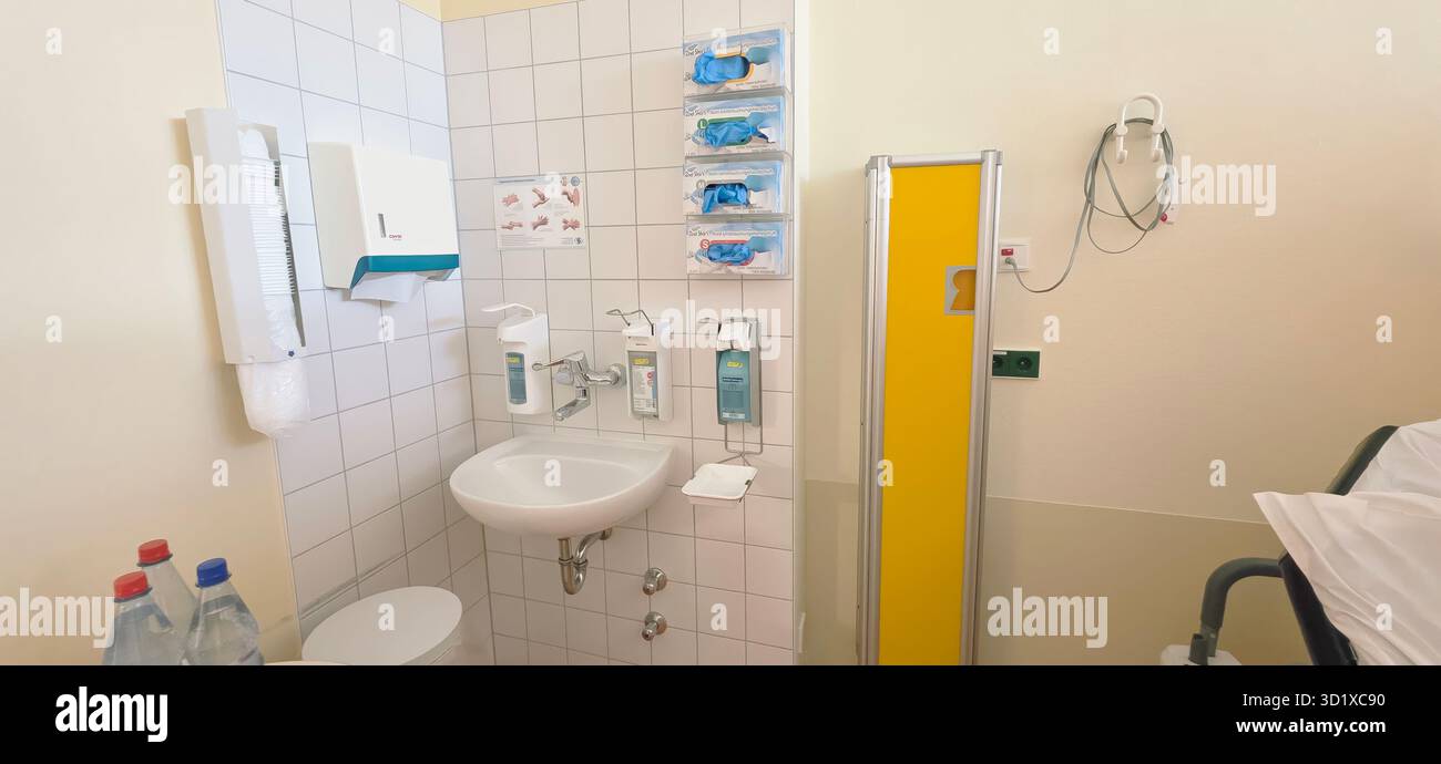 Berlino, Germania - 16 giugno 2025: Il bagno dell'ospedale pulito presenta attrezzature moderne e prodotti per l'igiene in esposizione. - Immagine stock catturata con smartphone
