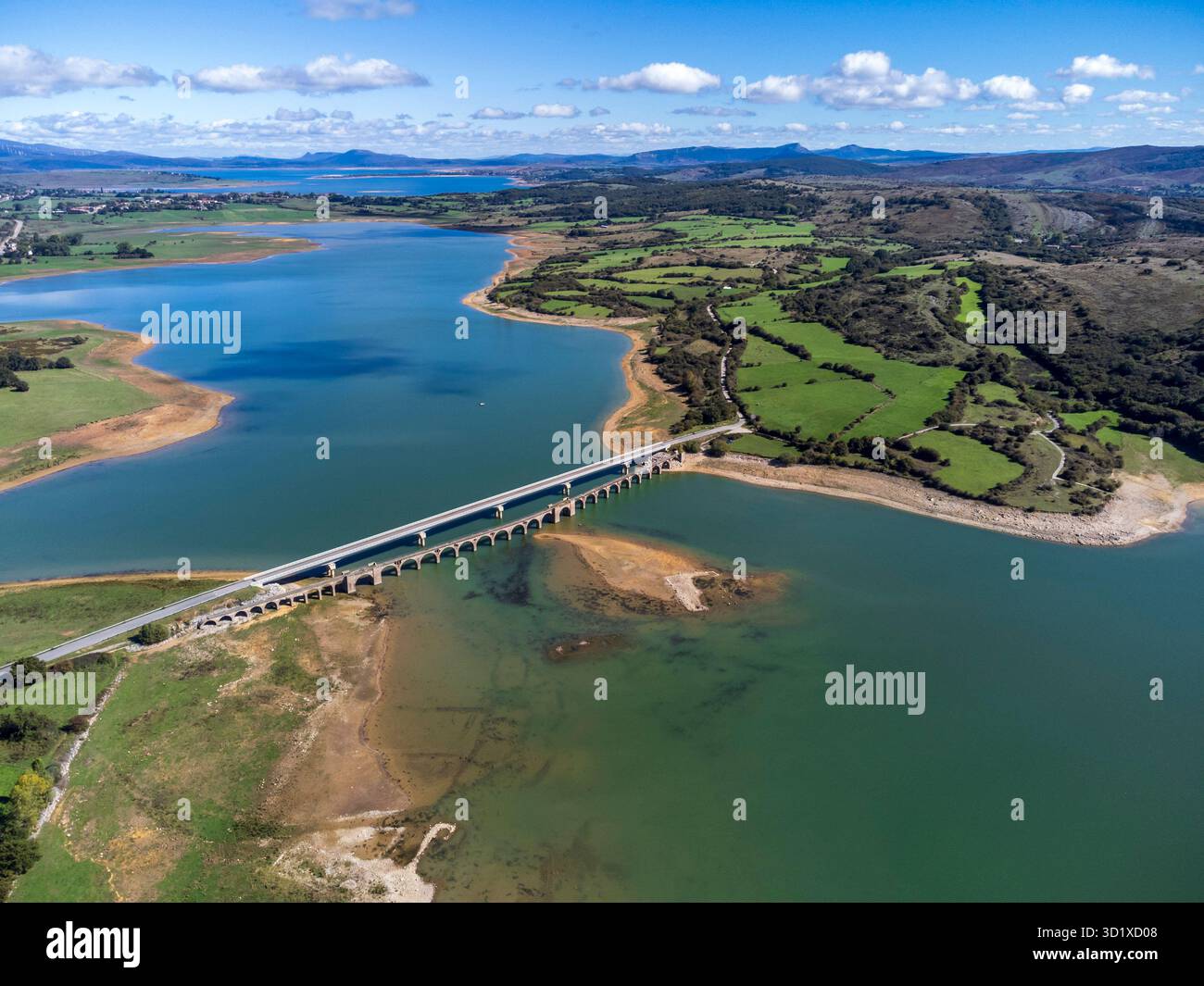 Ponte tra Orzales e la penisola di la lastra Foto Stock