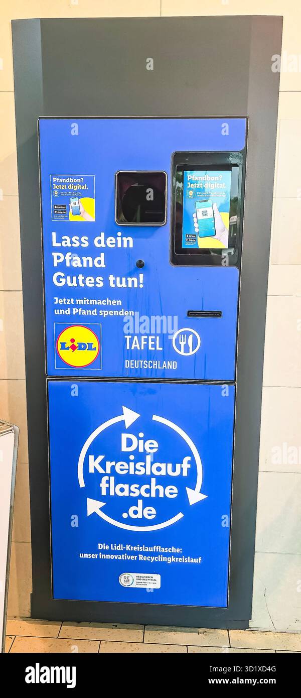 Berlino, Germania - 7 giugno 2025: La macchina per la restituzione delle bottiglie Lidl incoraggia il riciclaggio e la sostenibilità in Germania con un'interfaccia intuitiva. Foto Stock