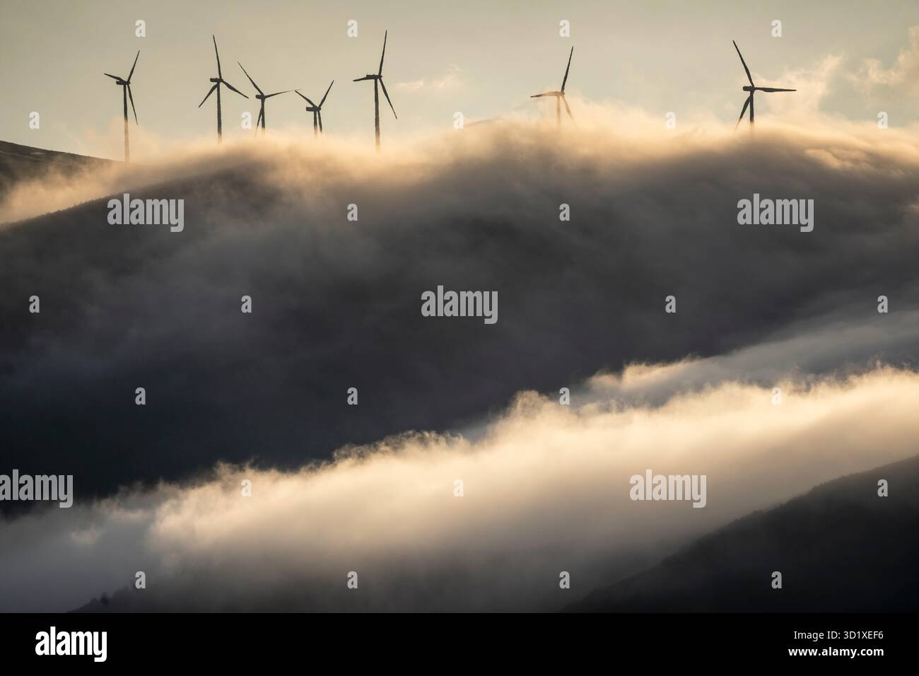 Turbine eoliche sul mare di ​​clouds Foto Stock