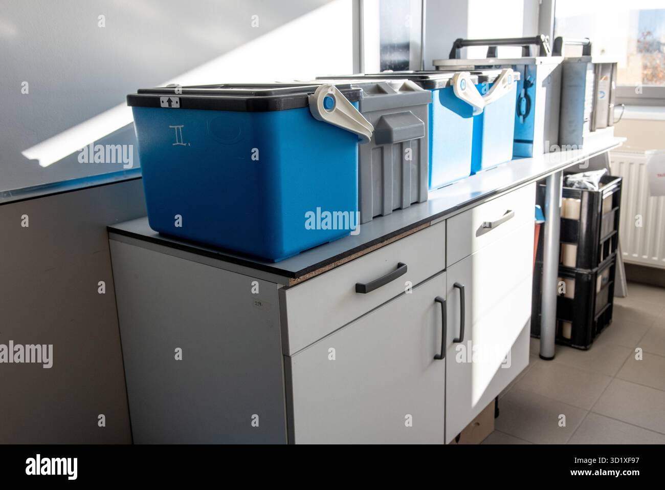 Accessori e contenitori posizionati su un banco da laboratorio, utilizzati per la raccolta e la conservazione di campioni d'acqua per l'analisi ambientale. Foto Stock