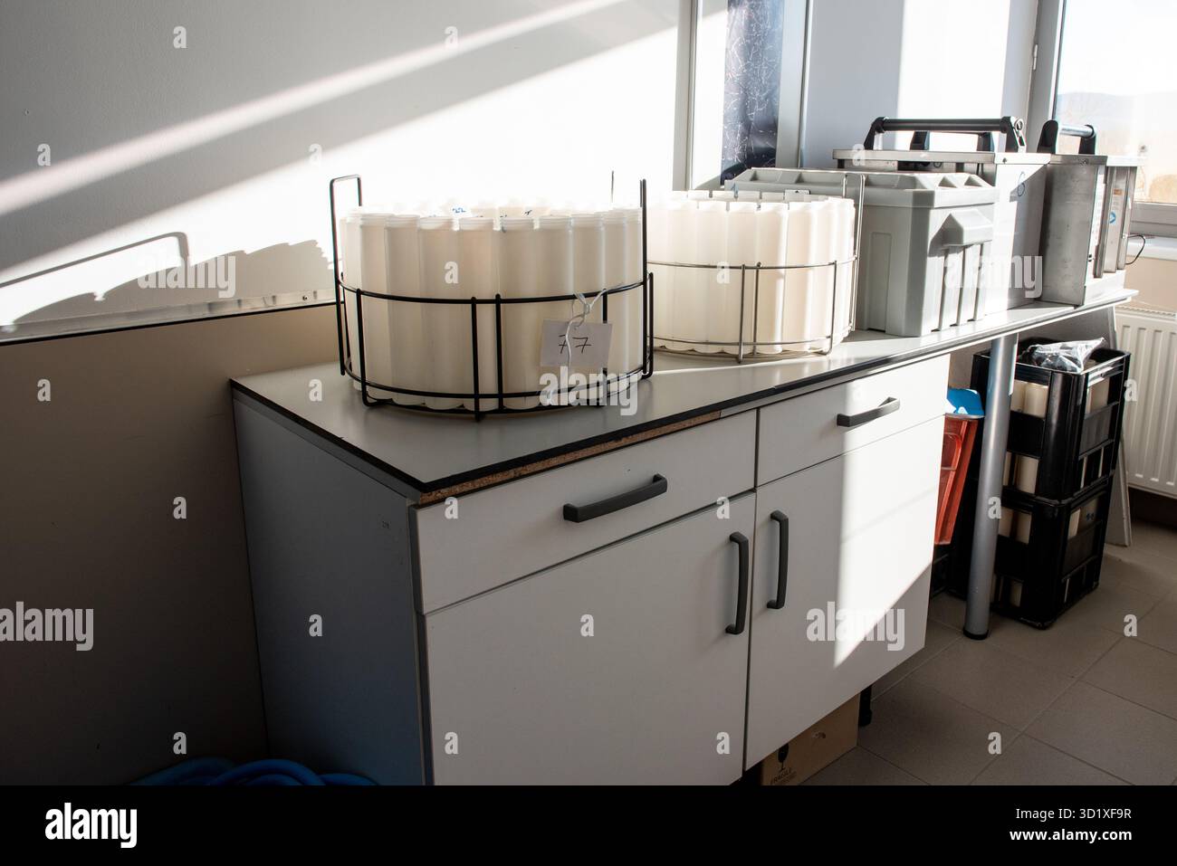 Accessori e contenitori per campionatore automatico di acque reflue posizionati su un banco da laboratorio, utilizzati per la raccolta e la conservazione di campioni d'acqua per ambienti Foto Stock