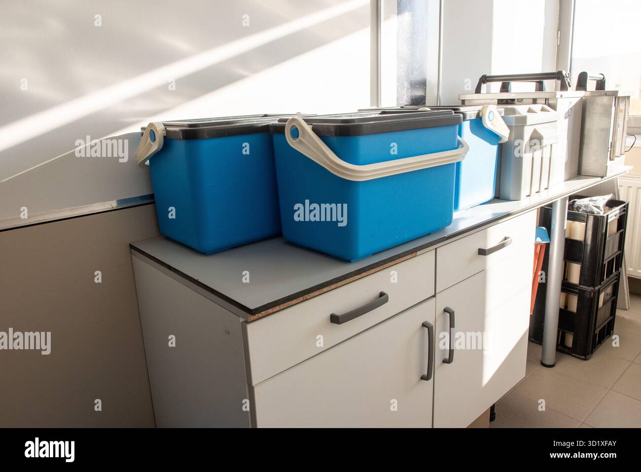 Accessori e contenitori posizionati su un banco da laboratorio, utilizzati per la raccolta e la conservazione di campioni d'acqua per l'analisi ambientale. Foto Stock